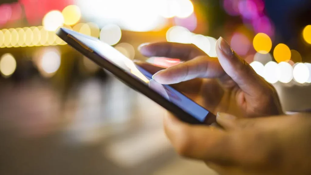 Imagem Pessoal mexendo no celular do artigo Portal A12 reforça posicionamento autêntico nas redes sociais