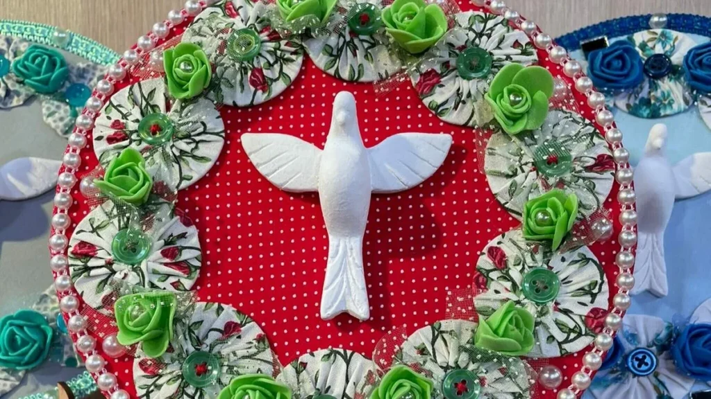 Imagem decoracao divino espirito santo em fuxico destaque Easy Resize.com do artigo Divino Espírito Santo Decorado com fuxico - Faça Você Mesmo