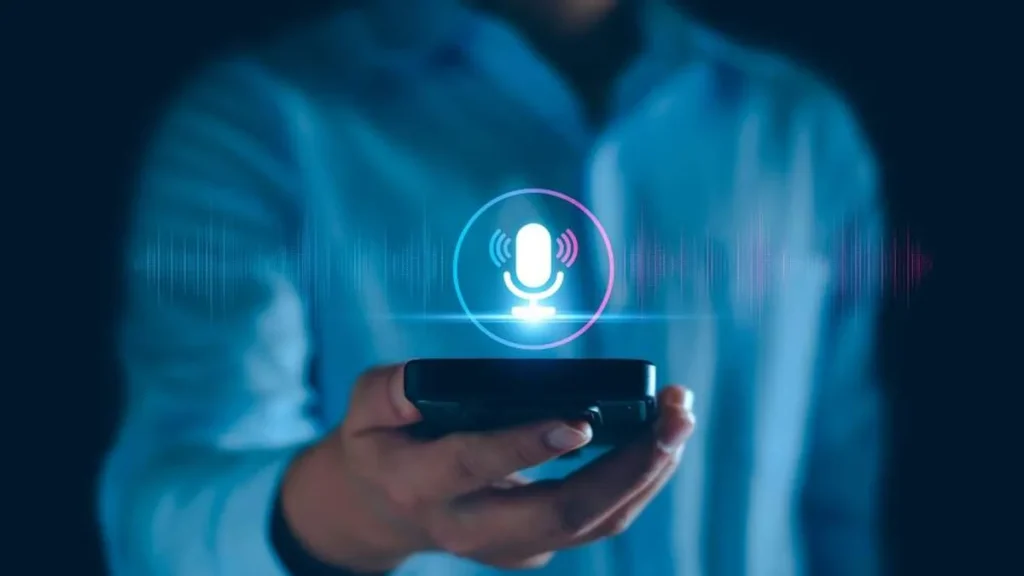 Imagem homem com celular na mao olhando icone de radio do artigo Evangelização pelo rádio mira o futuro das plataformas
