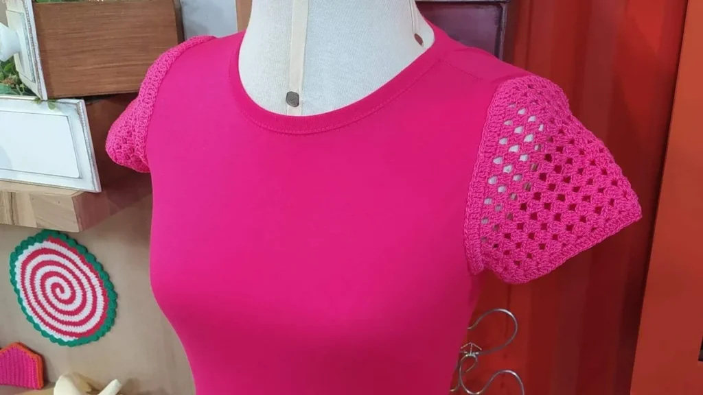Imagem manga croche do artigo Manga em crochê na camiseta - Faça Você Mesmo