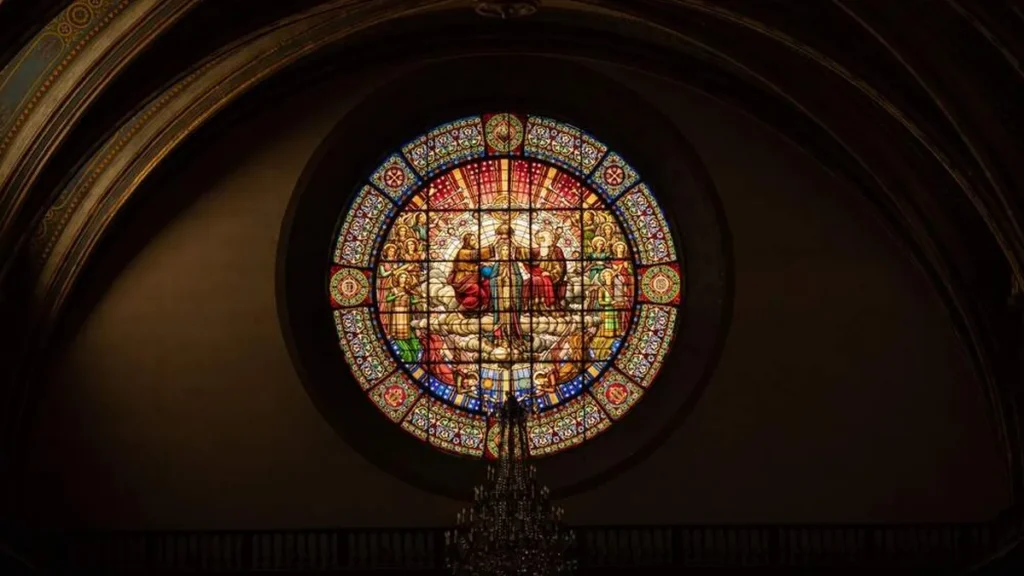 Imagem vitral com a imagem do pai eterno do artigo Dogmas da Igreja: Deus é eterno