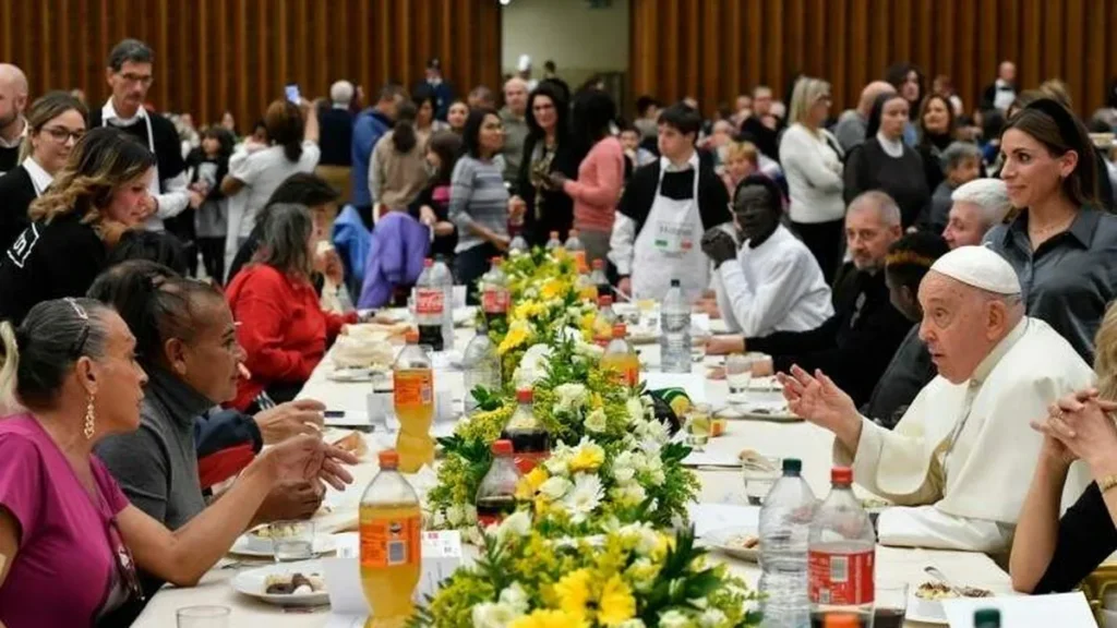 Imagem Papa Francisco participa de almoco com pobres no Vaticano do artigo Papa participa de almoço com mais de mil pobres no Vaticano