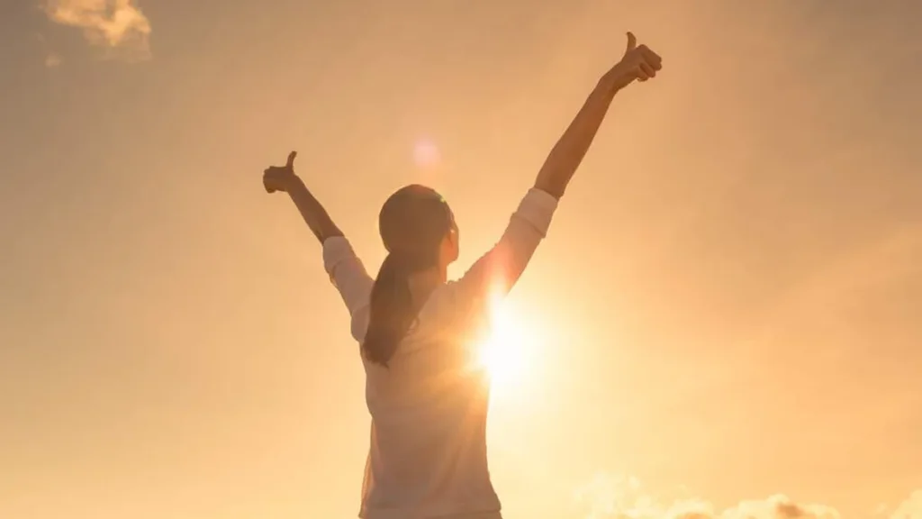 Imagem Mulher feliz com pensamentos positivos do artigo Pensamentos positivos para uma vida mais feliz
