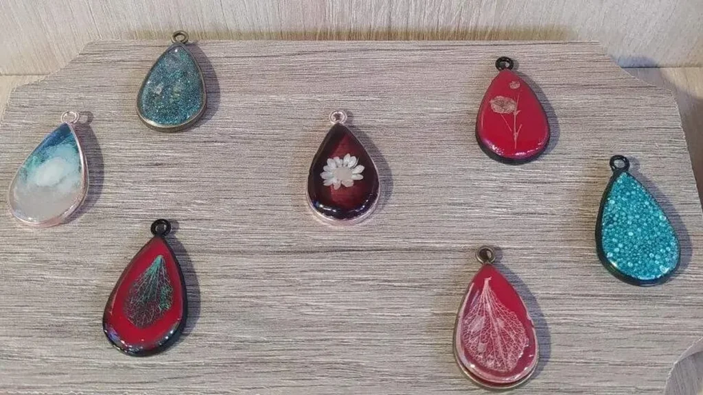 Imagem pingente do artigo Pingente de flor natural com resina - Faça Você Mesmo