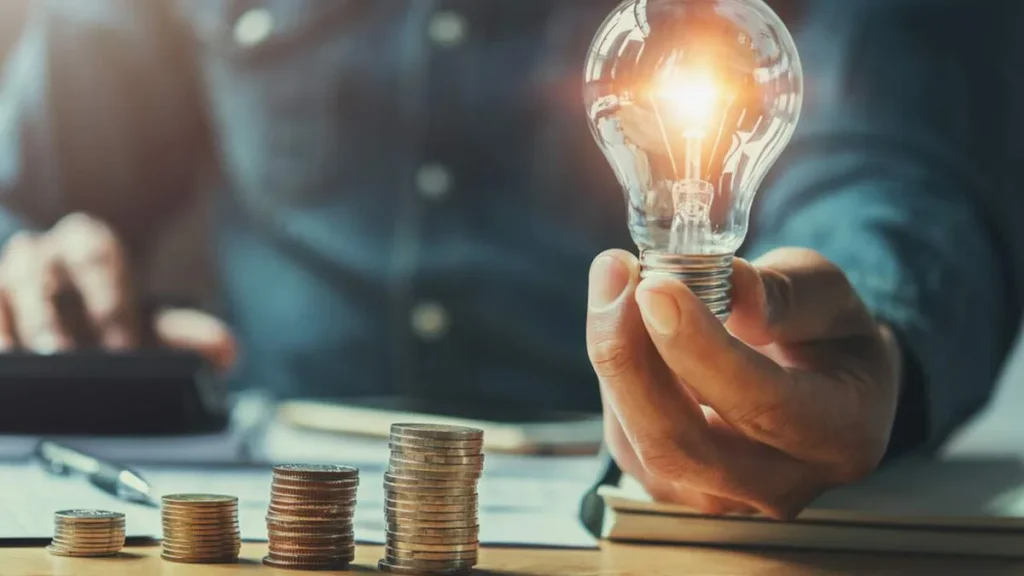Imagem Homem segurando lampada do artigo Câmara de Aparecida realiza audiência com EDP sobre quedas de energia
