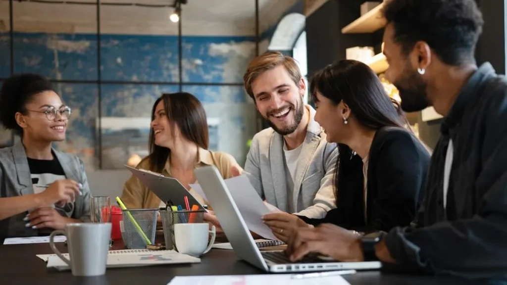Imagem pessoas no trabalho do artigo Dicas de Santos para você santificar o seu trabalho