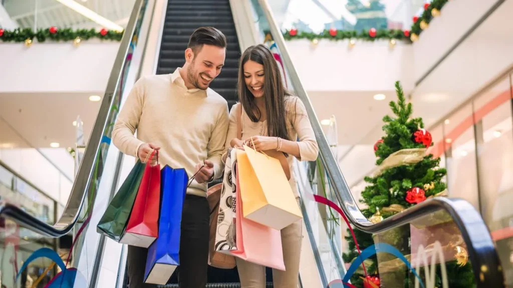 Imagem Casal fazendo compras de Natal do artigo Comércio de Guaratinguetá amplia horário de funcionamento para fim de ano