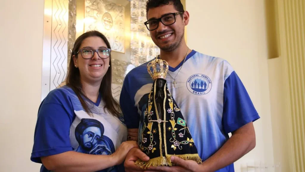 Imagem Casal segurando NSA do artigo Maria, Mãe das vocações - Vocação Matrimonial