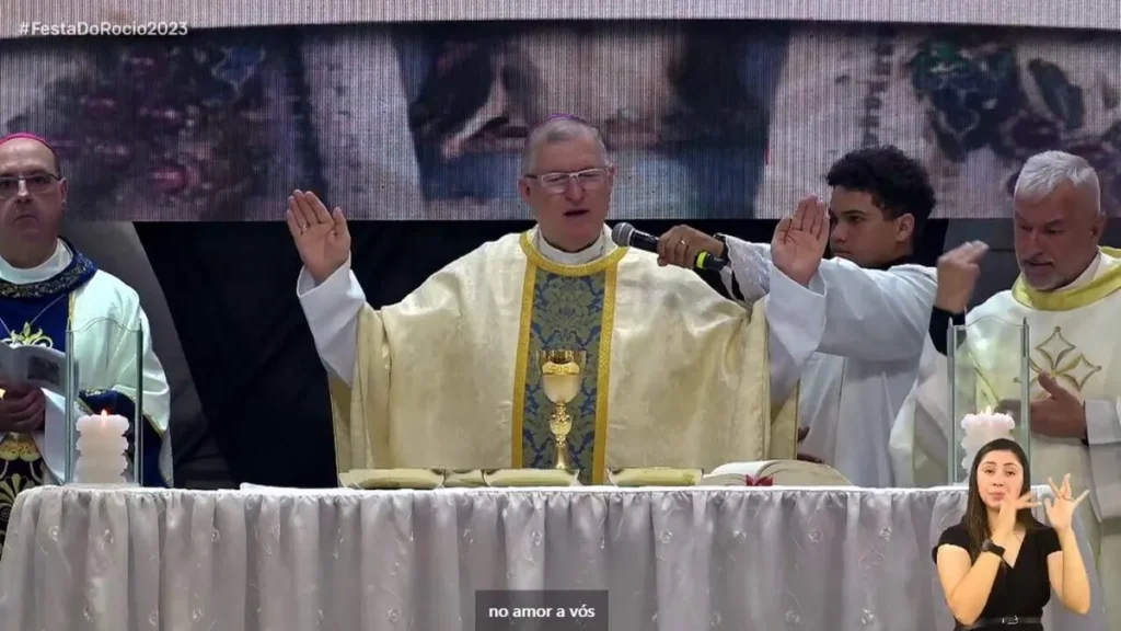 Imagem Don Peron celebrando a Missa dedicada a Nossa Senhora do Rocio do artigo Dom Edmar Peron celebra Missa em honra à Nossa Senhora do Rocio