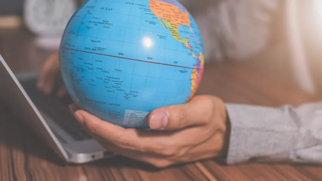 Imagem Homem com globo na mao do artigo Comércio internacional: sucessos nos negócios, vendas e administração