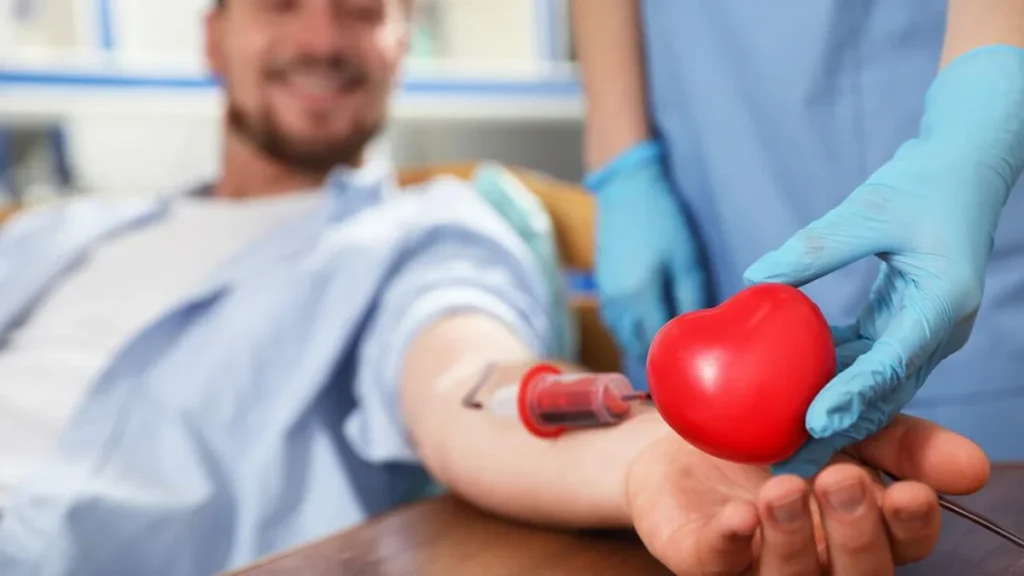 Imagem Homem doando sangue do artigo Hemonúcleo de Taubaté reforça campanha para o Dia do Doador de Sangue