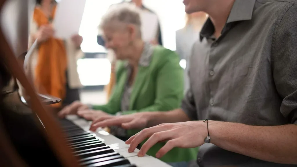 Imagem Homem tocando piano do artigo Sugestão de músicas para a Solenidade de Cristo Rei