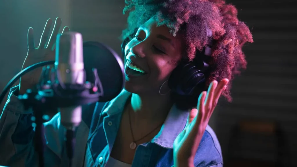 Imagem Mulher cantando no estudio do artigo Dia do Músico é celebrado no Brasil