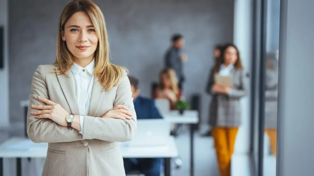 Imagem Mulher posando para foto na empresa do artigo Marketing Pessoal: estratégia para sucesso profissional