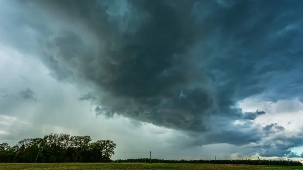 Imagem Nuvens formando uma tempestade do artigo Defesa Civil emite alerta para ventos e chuvas fortes na região