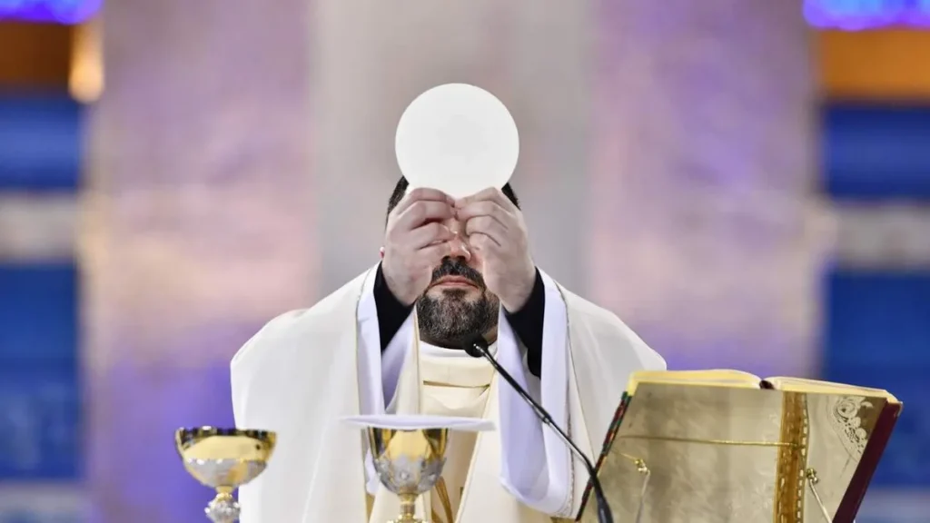 Imagem Padre Henrique Maciel Consagracao do artigo Por que rezamos a Oração Eucarística na Santa Missa?