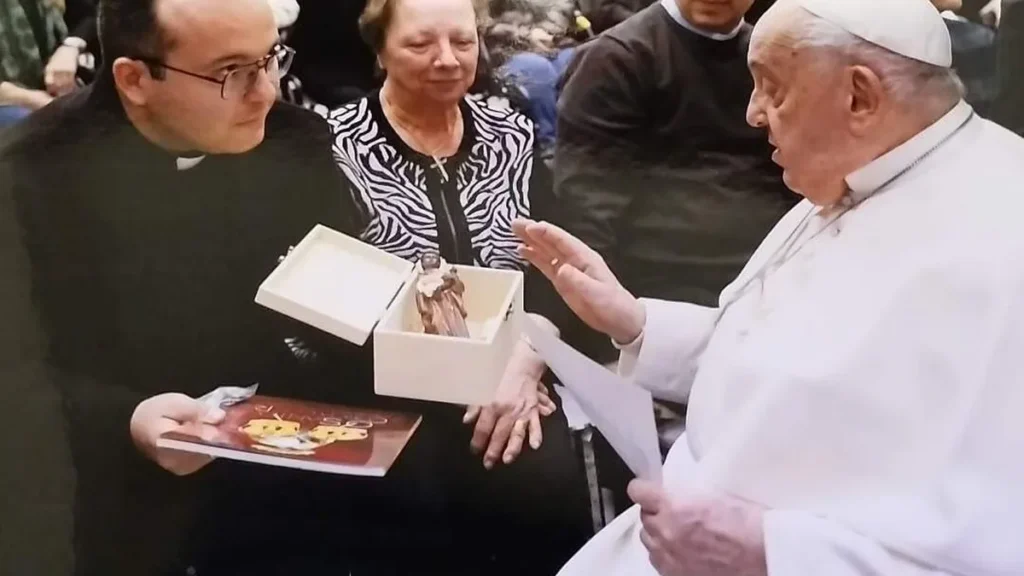 Imagem Padre Thiago Guimaraes com o Papa Francisco do artigo Padres da Arquidiocese de Aparecida presenteiam o Papa Francisco, em Roma