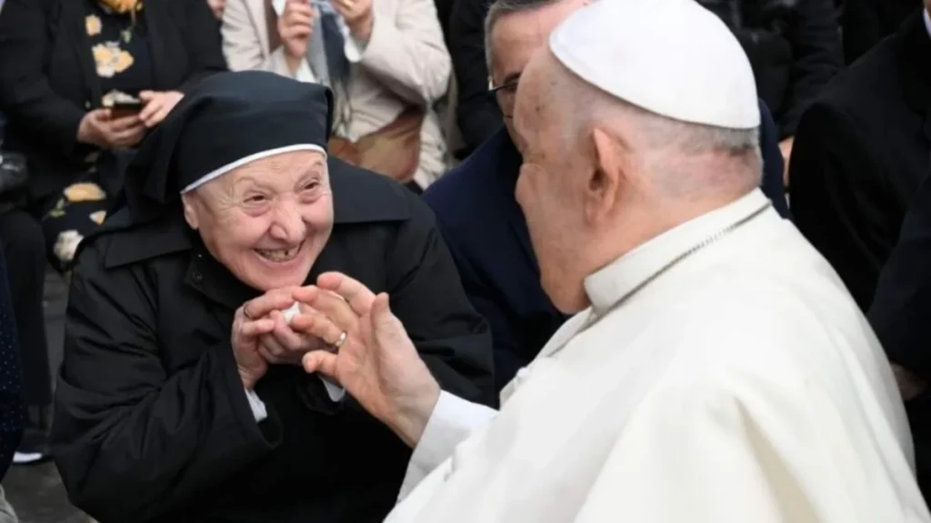 Imagem Papa com alegria conversando com uma senhora do artigo Papa: “O Evangelho tem o calor da alegria”
