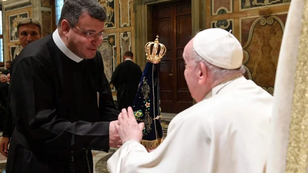 Pe. Marlos Aurélio, Sup. Provincial da Província Nossa Senhora Aparecida entrega uma imagem da Padroeira do Brasil ao Papa Fancisco