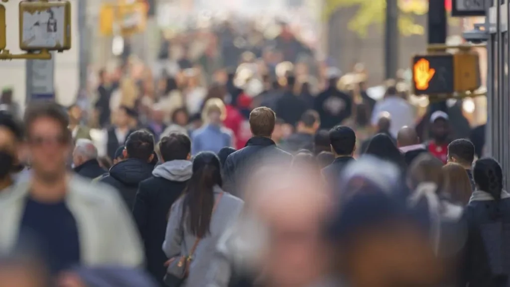 Imagem Populacao andando na rua do artigo Os números da Bíblia: Quem são os 144 mil do Apocalipse?