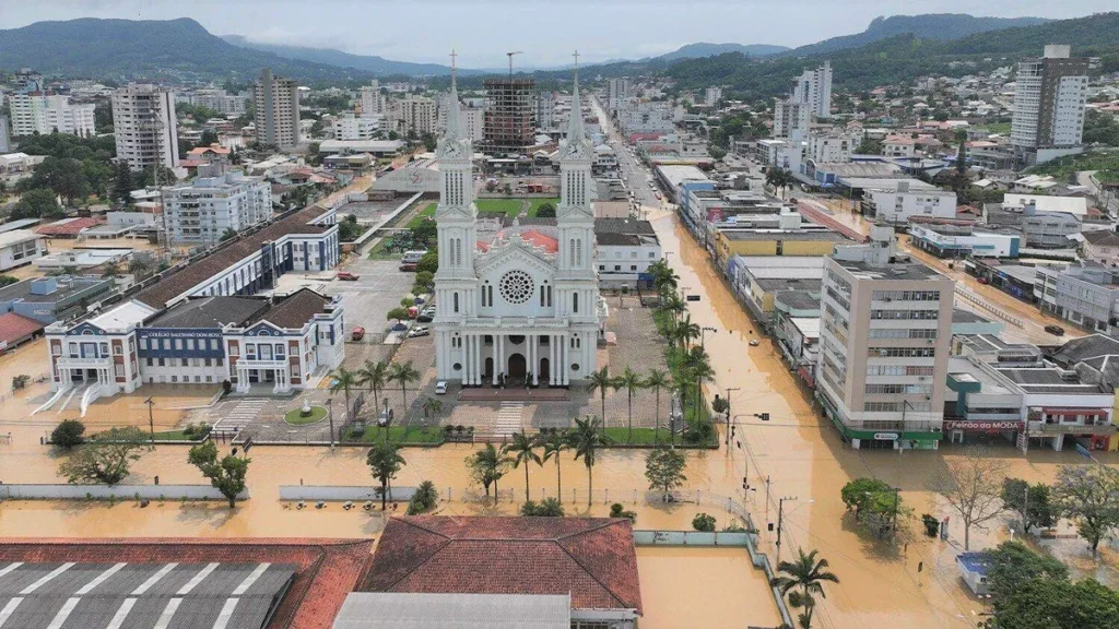 Imagem Vista aerea de Rio do Sul do artigo Igreja arrecada doações para vítimas das enchentes em Rio do Sul (SC)