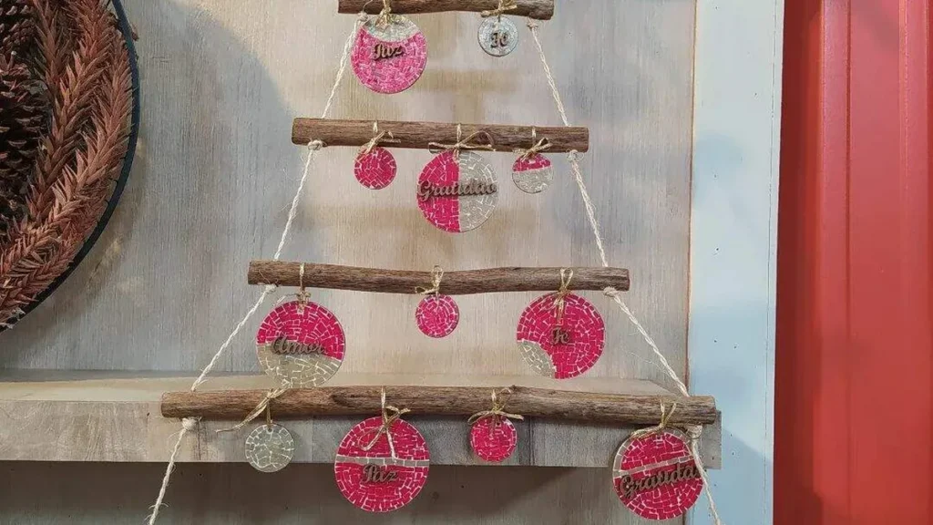 Imagem arvoredenatalmosaico facavocemesmo do artigo Árvore de Natal de Parede com Mosaico e Biribas - Faça Você Mesmo