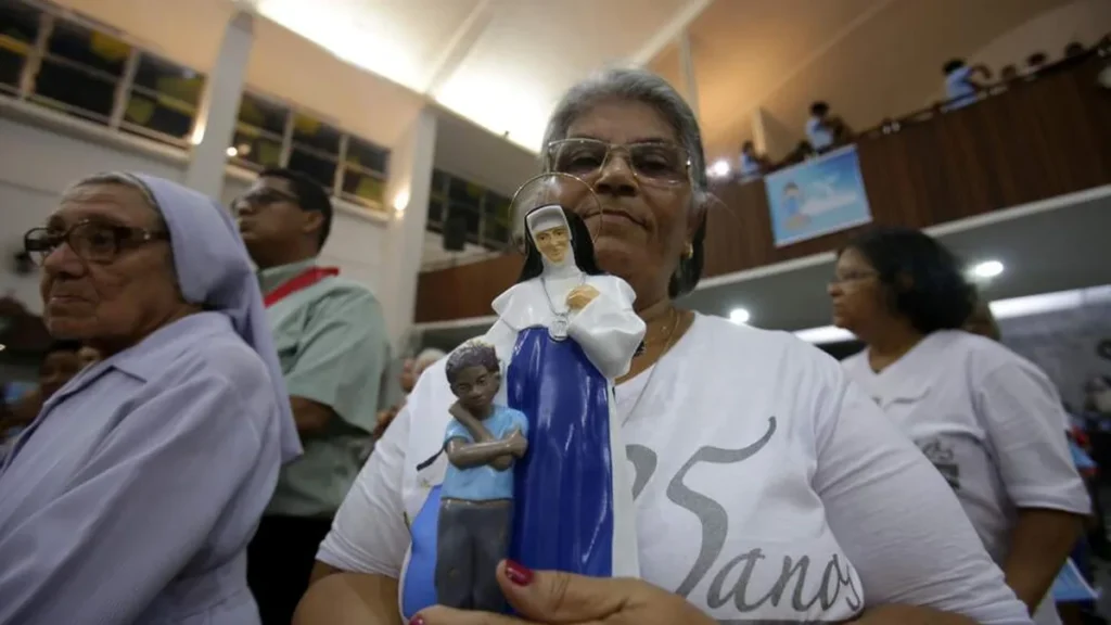 Imagem devota segurando a imagem de santa dulce dos pobres do artigo Saiba quais Santos brasileiros estão na nova tradução do Missal
