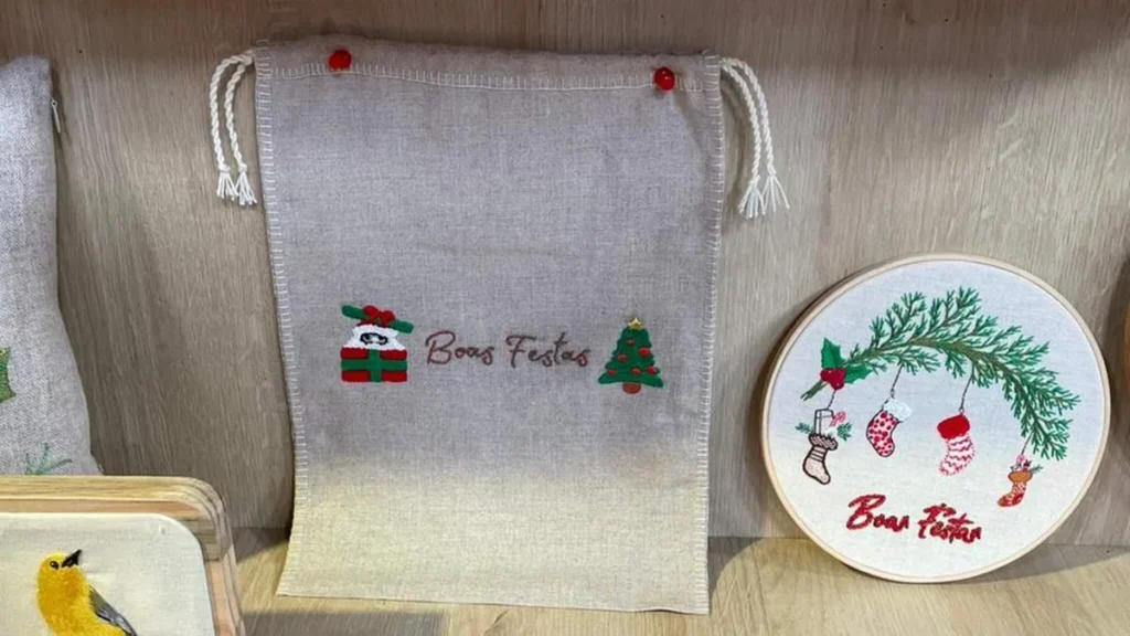 Imagem embalagem natalina para presente bordado livre Easy Resize.com do artigo Embalagem Natalina para Presente (Bordado Livre) - Faça Você Mesmo