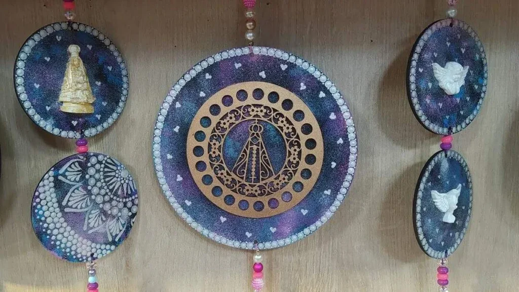 Imagem enfeite do artigo Enfeite para porta de Nossa Senhora Aparecida em Pontilhismo - Faça Você Mesmo