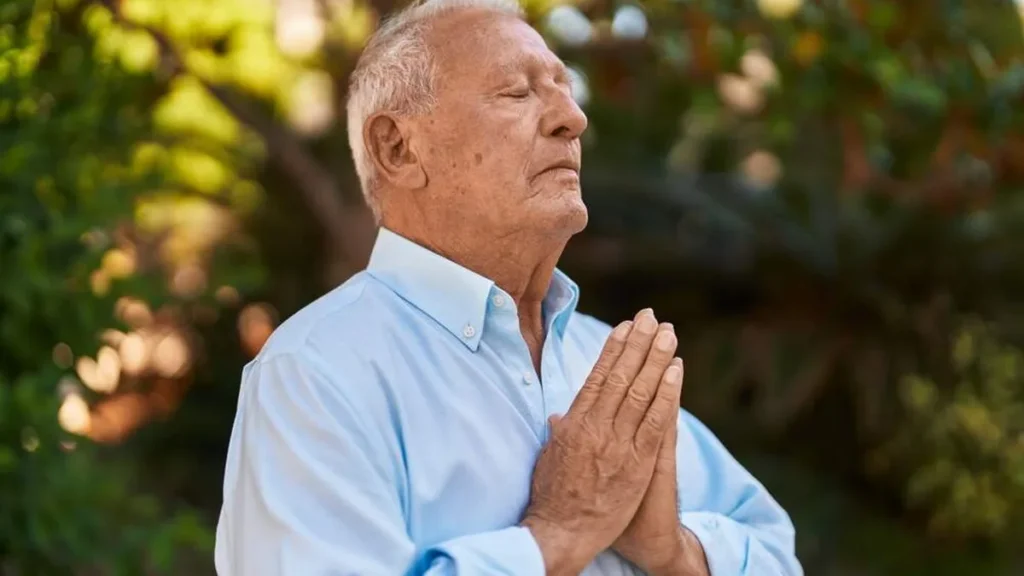 Imagem homem idoso rezando do artigo Novembro Azul: São Lucas e São Camilo intercedem por você!