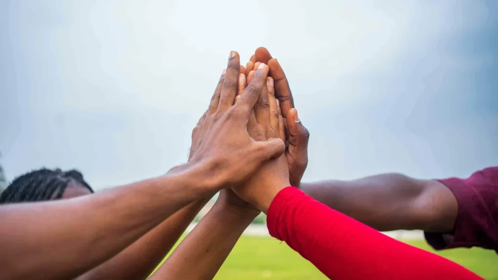 Imagem maos negraas unidas do artigo Você conhece as irmandades que nasceram no seio das comunidades negras?