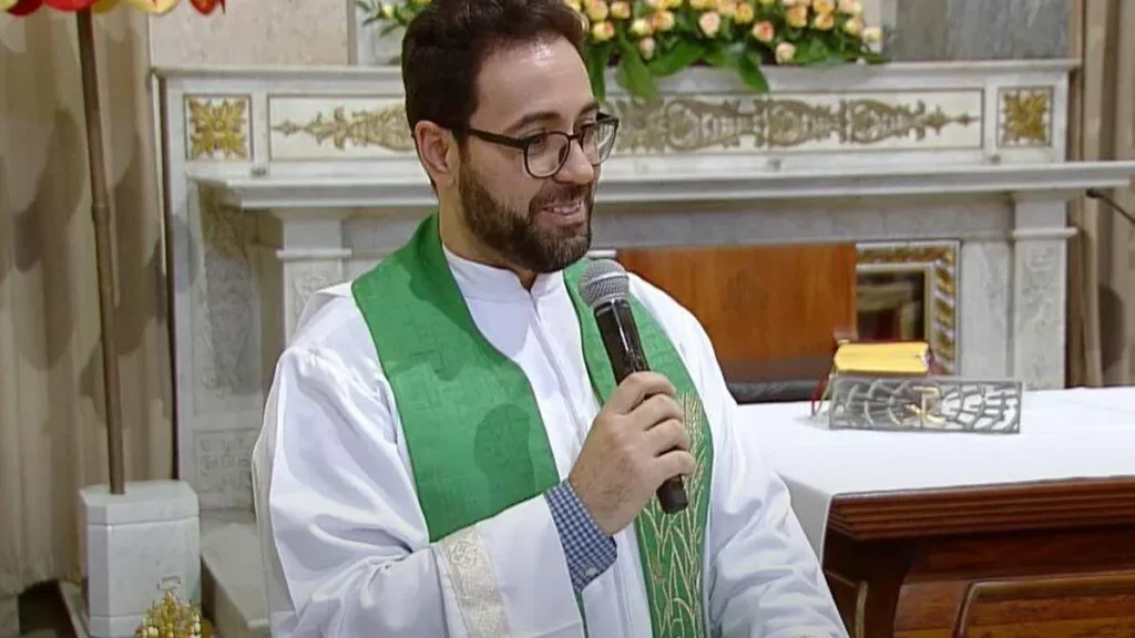 Padre William Betonio em missa na Basílica Histórica de Aparecida