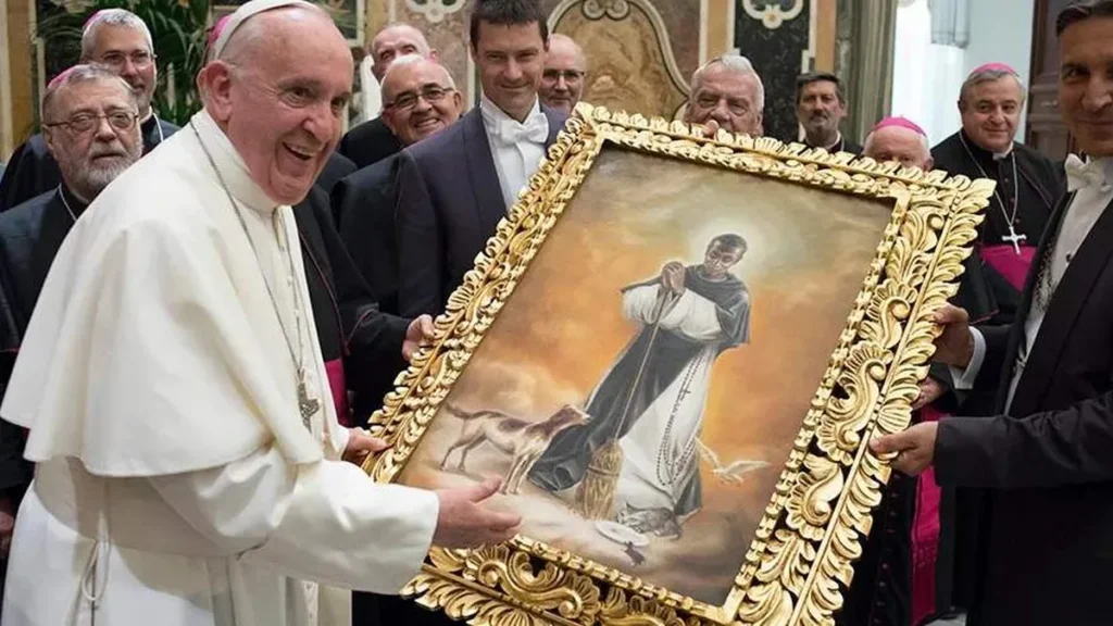 Imagem papa segurando o quadro de sao martinho de lima do artigo 9 fatos sobre São Martinho de Lima, primeiro Santo negro das Américas