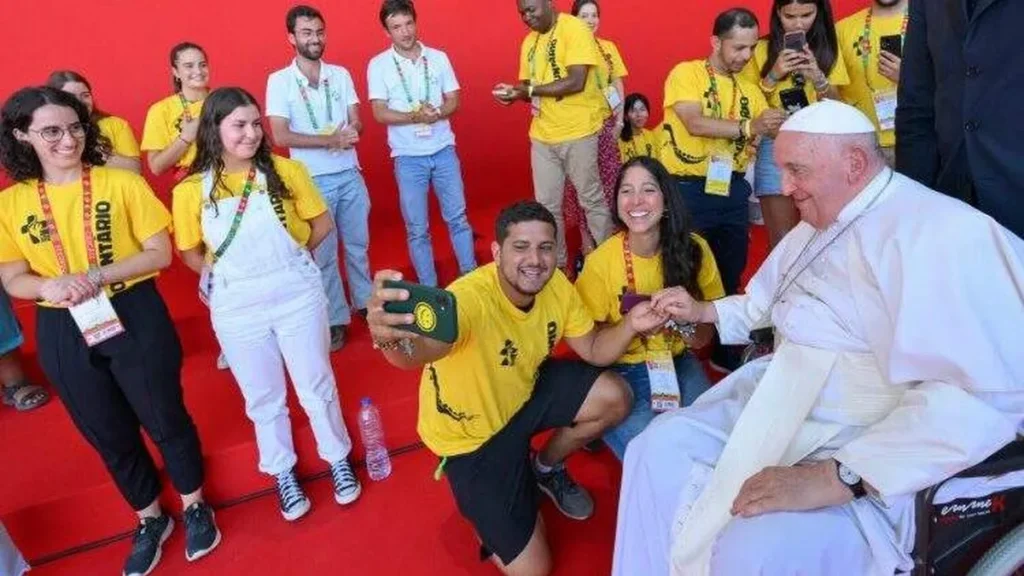 Imagem papa e os jovens do artigo Papa Francisco incentiva dioceses a manterem o espírito jovem pós-JMJ