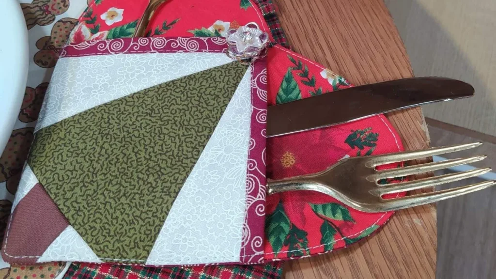 Imagem porta talher do artigo Porta-talher Natalino em patchwork (Técnica Foundation) - Faça Você Mesmo