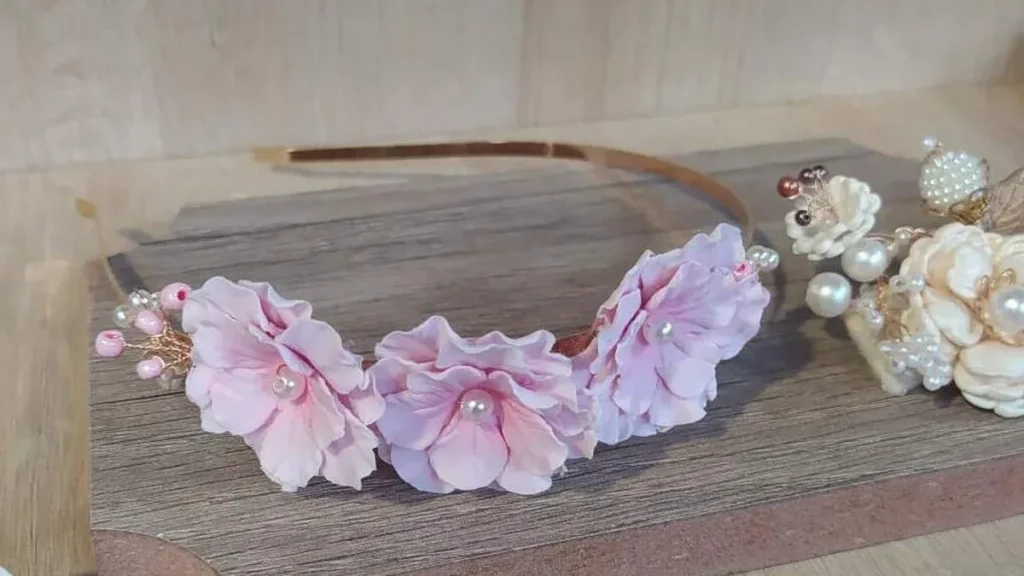Imagem tira facavocemesmo do artigo Tiara com Flores Aramados de Porcelana Fria - Faça Você Mesmo