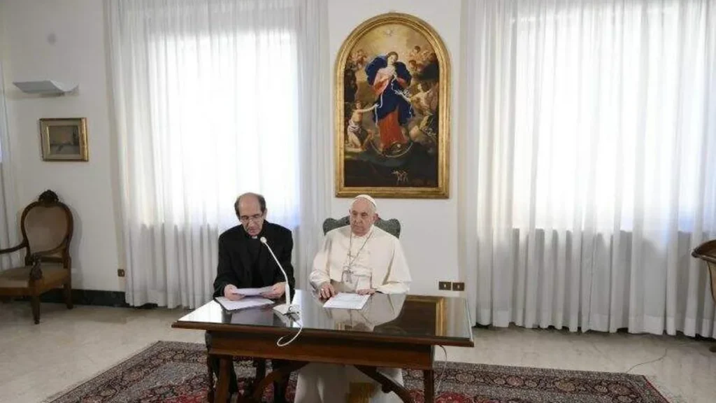 Imagem Cardeal Parolin e Papa Francisco sentados a mesa do artigo Papa reforça a importância da conversão ecológica global