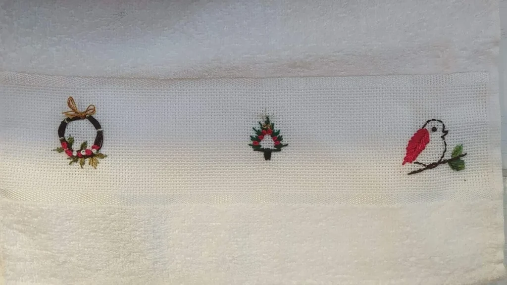 Imagem bordado natal do artigo Toalhinha em bordado livre com tema de Natal - Faça Você Mesmo