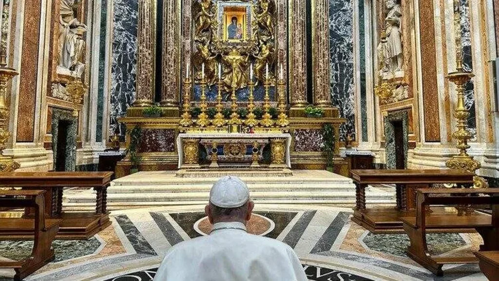 Imagem papa francisco e Salus Populi Romani do artigo Em gesto histórico, Papa doará Rosa de Ouro a ícone mariano