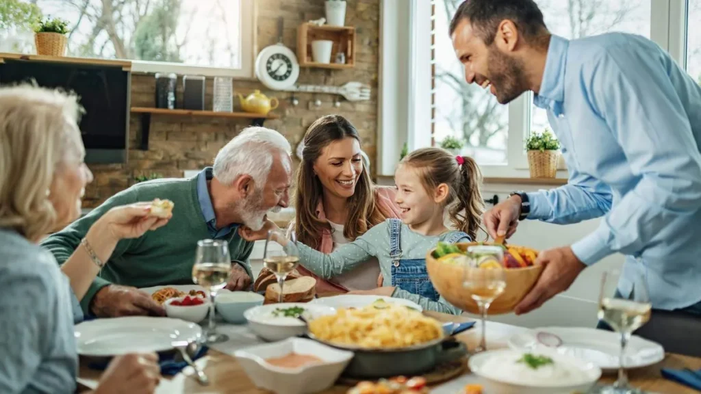 Imagem familia almocando feliz do artigo Dia da Família: Ensinamentos da Bíblia sobre amor e respeito