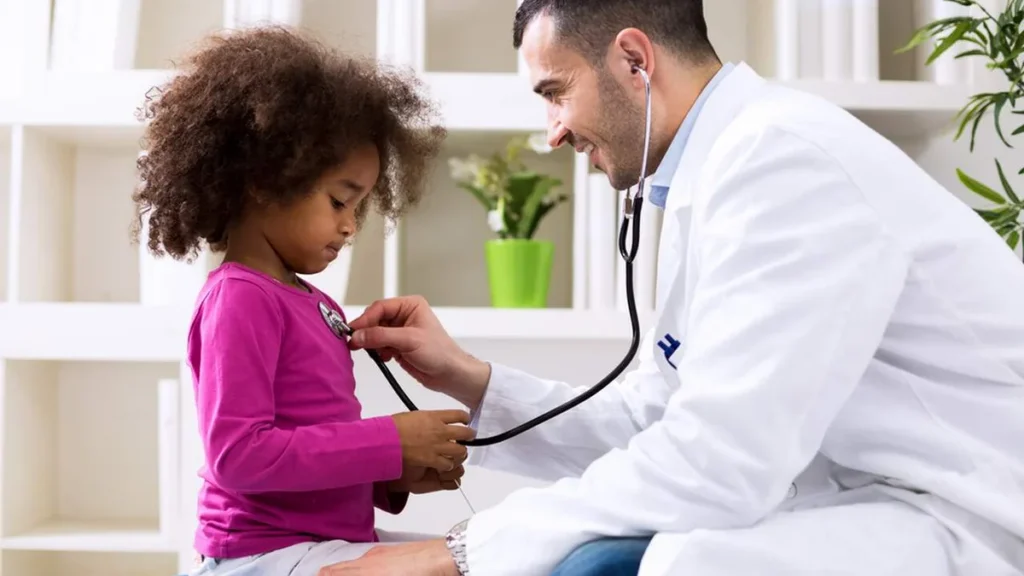 Imagem Medico examinando uma crianca do artigo Surto de escarlatina é registrado e Secretaria de Saúde orienta população