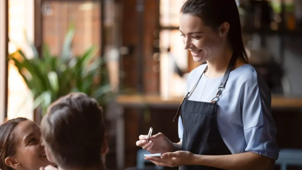 Imagem Garconete atendendo do artigo O desafio de bares e restaurantes para empregar profissionais
