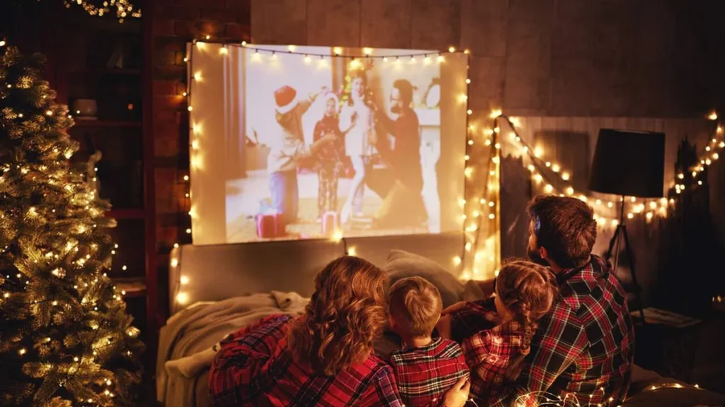 Imagem Familia assistindo filme de Natal do artigo Vamos mergulhar no encanto do cinema natalino?