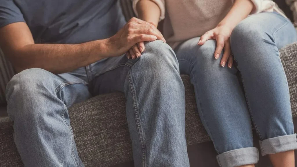 Imagem Casal de maos dadas do artigo 4 pontos para entender o documento sobre as bênçãos na Igreja