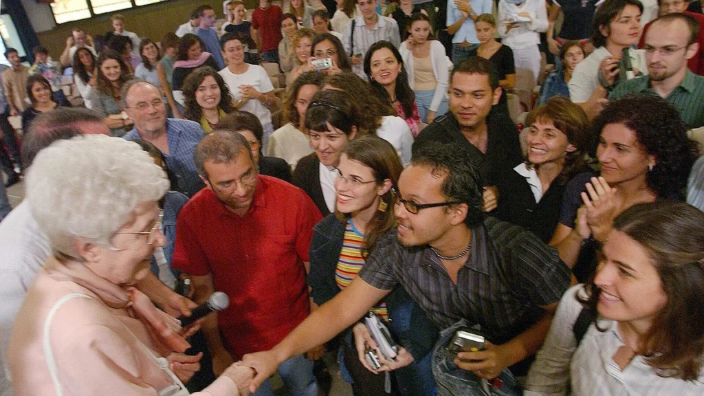 Imagem Chiara Lubich em um encontro do movimento dos focolares do artigo Movimento dos Focolares celebra 80 anos de história