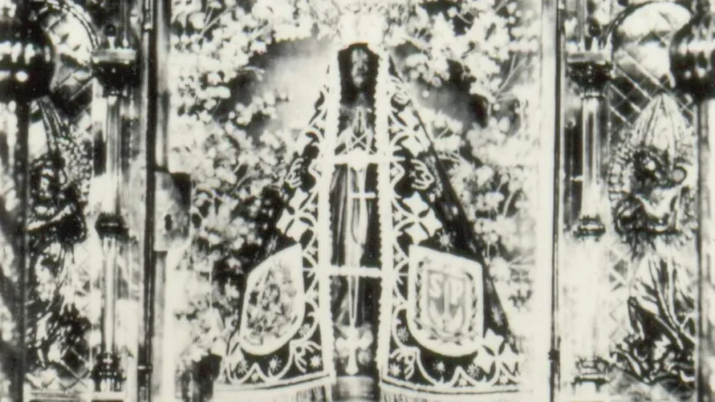 Imagem Destaque Manto antigo de Nossa Senhora Aparecida do artigo Os mantos da Padroeira do Brasil