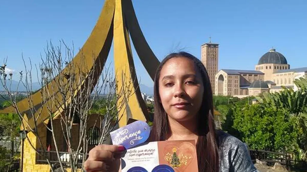 A versão física da Revista de Aparecida deste mês foi entregue junto com enfeites para sua árvore de Natal