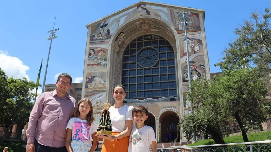 Imagem Familia no Santuario Nacional do artigo 25 anos da Família dos Devotos
