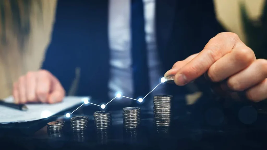 Imagem Homem contando moedas do artigo Empreendedorismo: como ganhar dinheiro com o seu negócio?