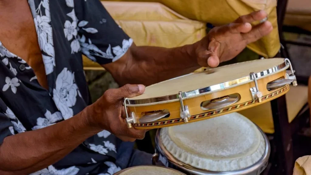 Imagem Homem tocando pandero do artigo Dia Nacional do Samba: o ritmo que é a cara do Brasil